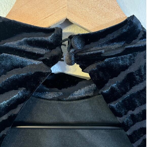 Lulus Striping Style Black Velvet Zebra Backless Mock Neck Mini Dress Size Small - Picture 8 of 8